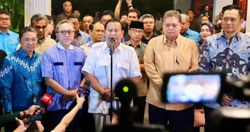 PILIH GIBRAN : Bakal calon presiden (capres) dari Koalisi Indonesia Maju (KIM) Prabowo Subianto, resmi mengumumkan Gibran Rakabuming Raka sebagai bakal calon wakil presiden (cawapres), Ahad (22/10) malam.