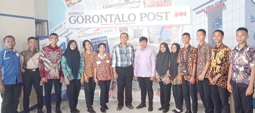 Siswa SMK 1 Mananggu saat berkunjung di Kantor Redaksi Gorontalo Post, dan disambut oleh Direktur Gorontalo Post, Moh. Sirham, Kamis (19/10/2023) (F. Jalan Khan/ Gorontalo Post)