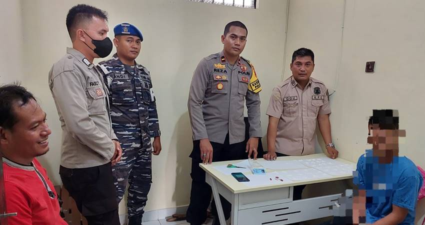 Tersangka dugaan kepemilikan obat terlarang saat diamankan tim gabungan saat hendak memasok obat terlarang golongan (B) ke Gorontalo, melalui jalur laut, Jumat (27/10)