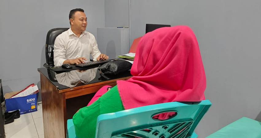 Oknum ASN Bonbol inisial YAU saat menjalani pemeriksaan sebagai Tersangka di Polres Gorontalo Kota terkait dugaan penggelapan kendaraa