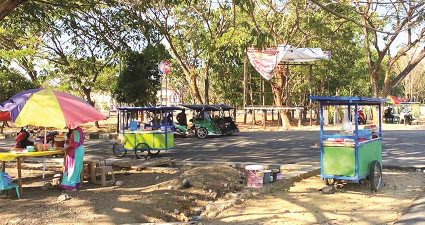 Pelaku usaha mikro membuka lapak dagangan di sekitar rest area puncak Pontolo, Kabupaten Gorontalo Utara, Kamis (26/10). (foto : kaselia davina / mg / gorontalopost)
