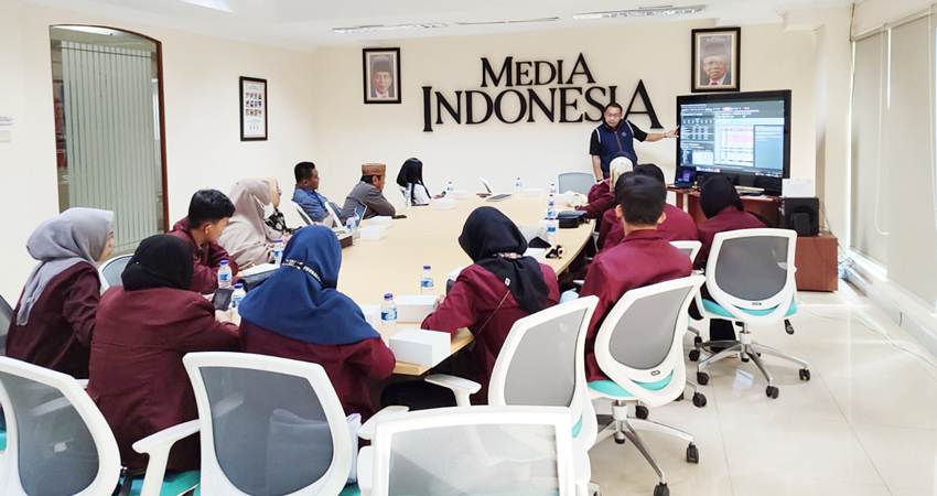 Mahasiswa Jurusan Bahasa dan Sastra Indonesia dengan didampingi Dosen FSB, UNG mengunjungi Media Indonesia grup di Jakarta, Kamis (26/10). (foto : dok / ung)