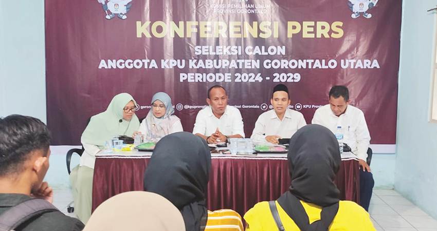 SELEKSI KPU : Timsel calon anggota KPU Gorontalo Utara, saat memberikan keterangan pers, terkait proses seleksi, Selasa (24/10). (foto : natha / gorontalo post)