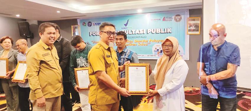 Kepala BPOM di Gorontalo, Stephanus Simon Sesa, SH mendampingi Sekdaprov Gorontalo Budi Sidiki saat menyerahkan secara simbolis nomor izin edar pangan olahan kepada UMKM binaan Balai POM di Gorontalo pada kegiatan FKP digelar, di Balroom Saronde, Aston Hotel & Villas Gorontalo, Selasa (24/10/2023). (Foto : Roy / Gorontalo Post )