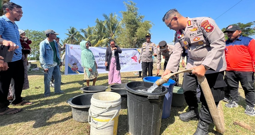 Kemarau, Hutuo Krisis Air Bersih : Warga Antrian Tampung Air Bantuan Humas Polda