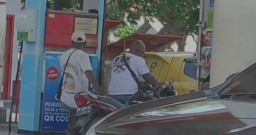 Parah, di SPBU Gorut Oknum Spekulan Dibiarkan Bolak Balik Mengisi Pertalite Bersubsidi
