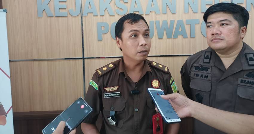 Kasi Pidsus Kejari Negeri Pohuwato, Adhi Putra Graha, didampingi Kasi Intel, Iwan Sofyan saat diwawancarai awak media, Kamis (19/10/2023).