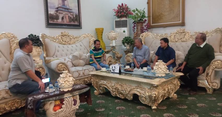 KUNJUNGAN. Tim visitasi UGM saat diterima Bupati Gorontalo Nelson Pomalingo didampingi direktu RS MM Dunda Limboto dr Alaludin Lapananda di rumah dinas, minggu (22/10)