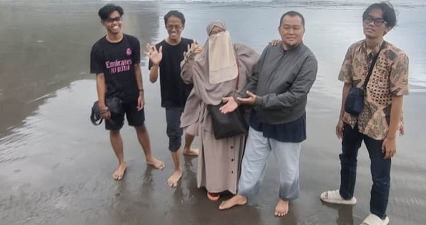 Keluarga Boyamin dalam sebuah kesempatan berwisata di pantai.--