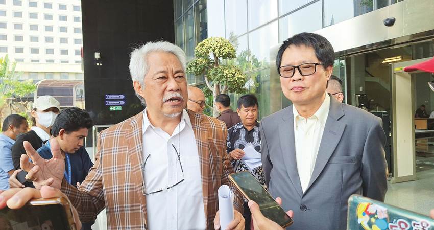 Tim Pembela Demokrasi Indonesia (TPDI) melaporkan Presiden Jokowi, Ketua Mahkamah Konstitusi (MK) Anwar Usman, Gibran Rakabuming Raka, dan Kaesang Pangarep ke Komisi Pemberantasan Korupsi (KPK).