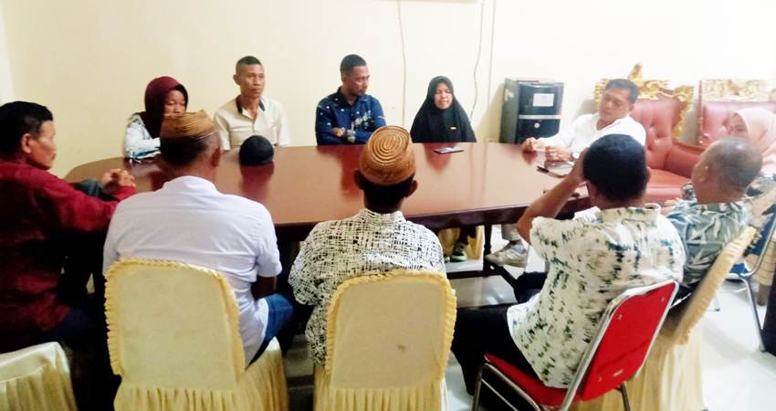Komisi 1 DPRD Gorut saat menerima aduan warga Desa Topi, Senin (23/10)