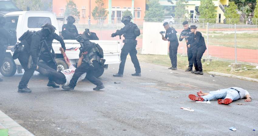 Sejumlah petugas kepolisian mengamankan sejumlah perusuh saat rekapitulasi suara Pemilu di KPU. Atraksi ini merupakan simulasi persiapana pengamanan jelang Pemilu 2024. (Foto: Istimewa).