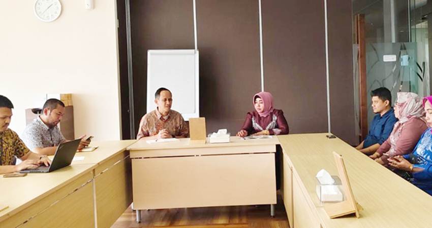 Wabup Suharsi bersama rombongan saat beraudiens dengan perwakilan PT SMI, Selasa (24/10/2023). Foto : Humas.