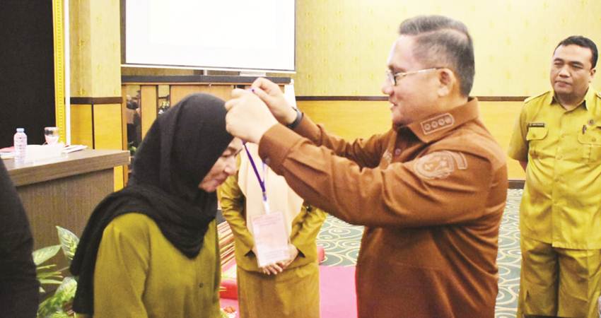 Wali Kota Gorontalo, Marten Taha ketika memberikan arahan pada kegiatan pendidikan dan pelatihan bagi UMKM di Kota Gorontalo, Senin (23/10/2023) di Ball room Grand Q Hotel. (Foto: Prokopim)