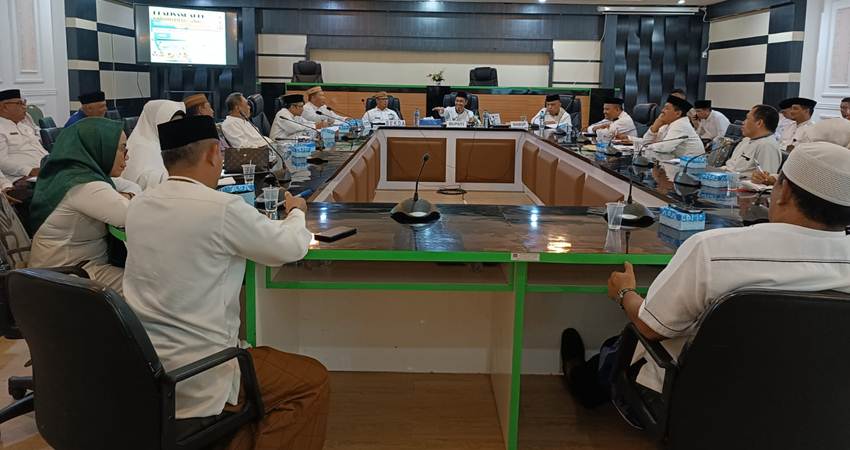 RAPIM. Suasana rapat pimpinan yang dilakukan mengevaluasi semua OPD,di ruang madani. (F:Deice/Gorontalo Post)