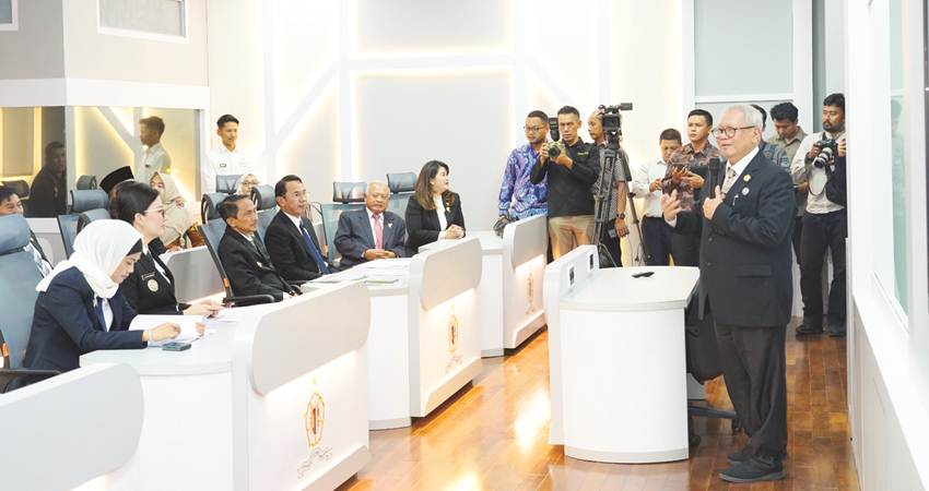 MATERI. Bupati Gorontalo Nelson Pomalingo bersama peseta diklat lainnya saat menerima materi di Singapura.