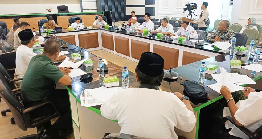 SIDANG. Bupati Gorontalo Nelson Pomalingo saat memimpin sidang PPL tahun 2023, di ruang madani.(Humas)