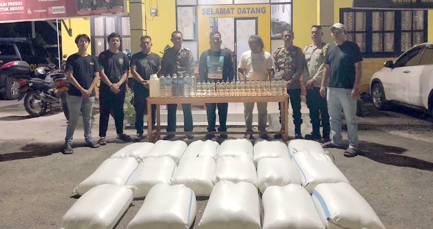 Miras jenis cap tikus saat diamankan Polsek Atinggola saat masuk di wilayah Atinggola atau perbatasan Gorontalo-Sulut. (Foto: istimewa).