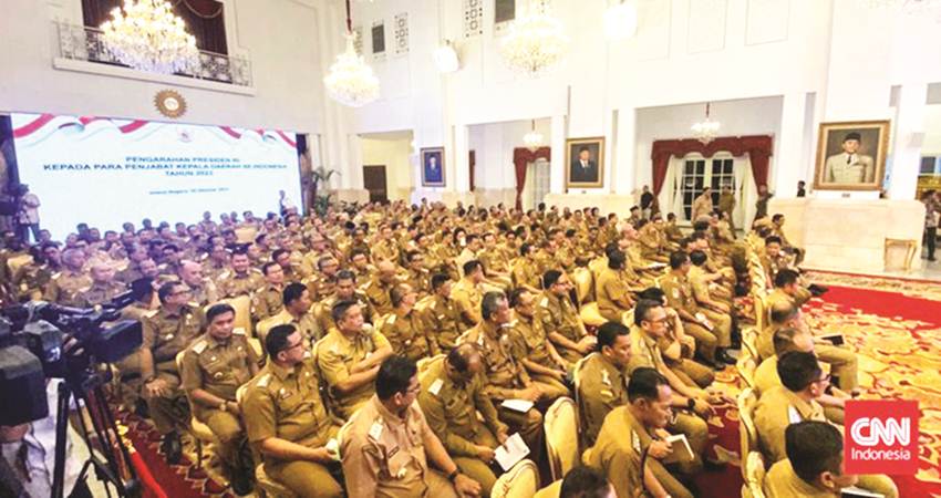 Presiden Jokowi mengumpulkan 197 penjabat kepala daerah di Istana Negara, Jakarta, Senin (30/10).