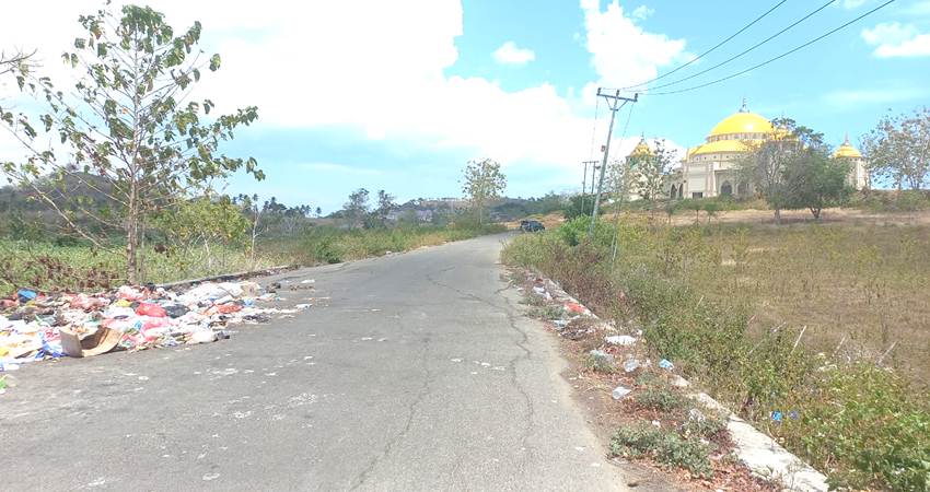 Tumpukan Sampah di sekitar blok plan kompleks perkantoran Kabupaten Gorontalo Utara membuat kawasan tersebut tampak jorok, Kamis (25/10/23). (Foto : Robbiyana Lasomba / Gorontalo Post/Mg10)
