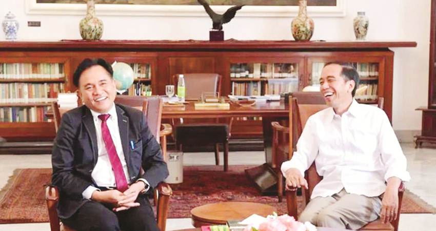 Pertemuan Presiden Joko Widodo bersama Ketua Partai Bulan Bintang, Yusril Ihza Mahendra. (foto : dok)