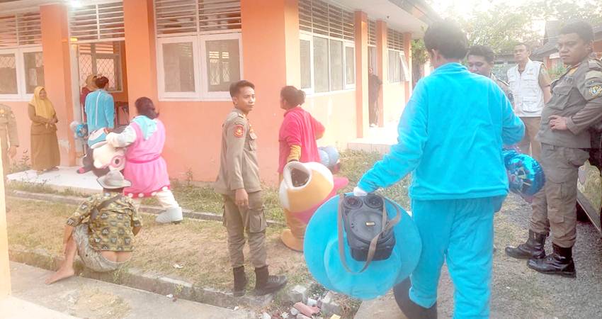 Petugas gabungan dari Dinsos dan Satpol PP Kota Gorontalo saat mengamankan sejumlah badut dan Gepeng ke rumah singgah Kota Gorontalo. (Foto: Istimewa).