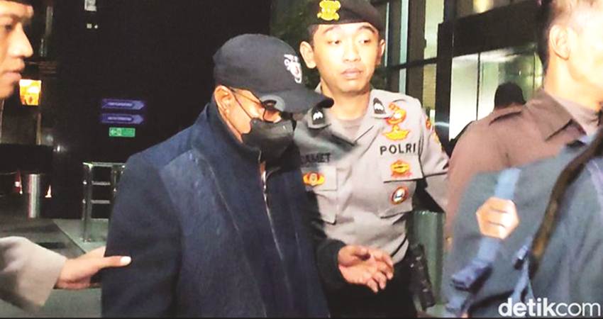 Pj Bupati Sorong Yan Piet Mosso saat tiba di gedung KPK, Jakarta, setelah terjaring terjating operasi tangkap tangan.