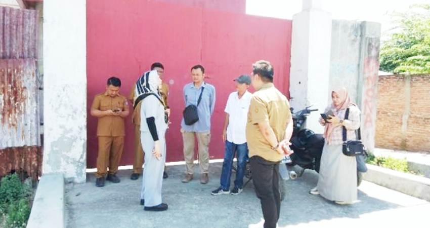 Anggota Deprov dapil Kota Gorontalo, Meyke Camaru, meninjau proyek kanal Tanggidaa saat kegiatan reses.