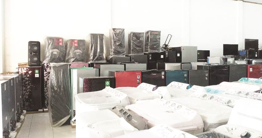 Toko Elektronik yang ada di Jl. HB Jassin Kota Gorontalo.