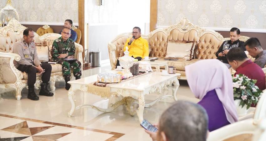 Suasana rapat Forkopimda Kota Gorontalo yang diperluas, yang dipimpin Wali Kota Gorontalo, Marten Taha dan didampingi Wakil Wali Kota Gorontalo, Ryan F. Kono, Kamis (28/12/2023). (Foto: Prokopim)