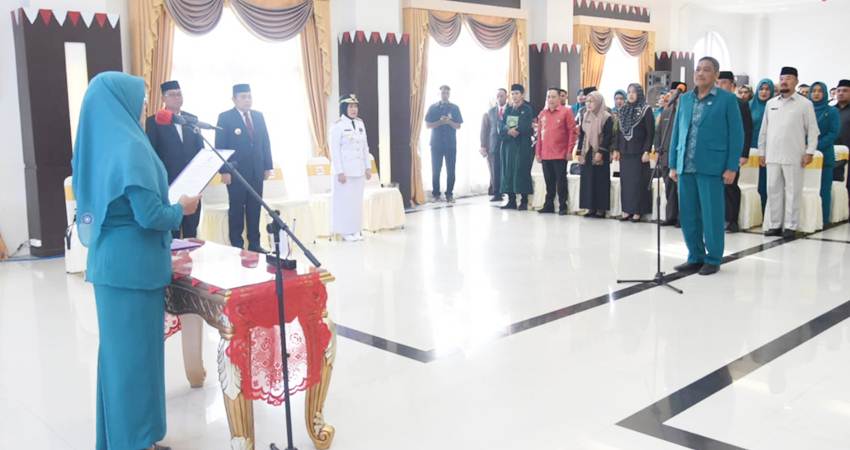 Ketua TP-PKK Provinsi Gorontalo, Fima Agustina, melantik ketua TP PKK Gorut, di aula rumah jabat gubernur, Rabu (6/12). (Foto – Nova/pemprov)