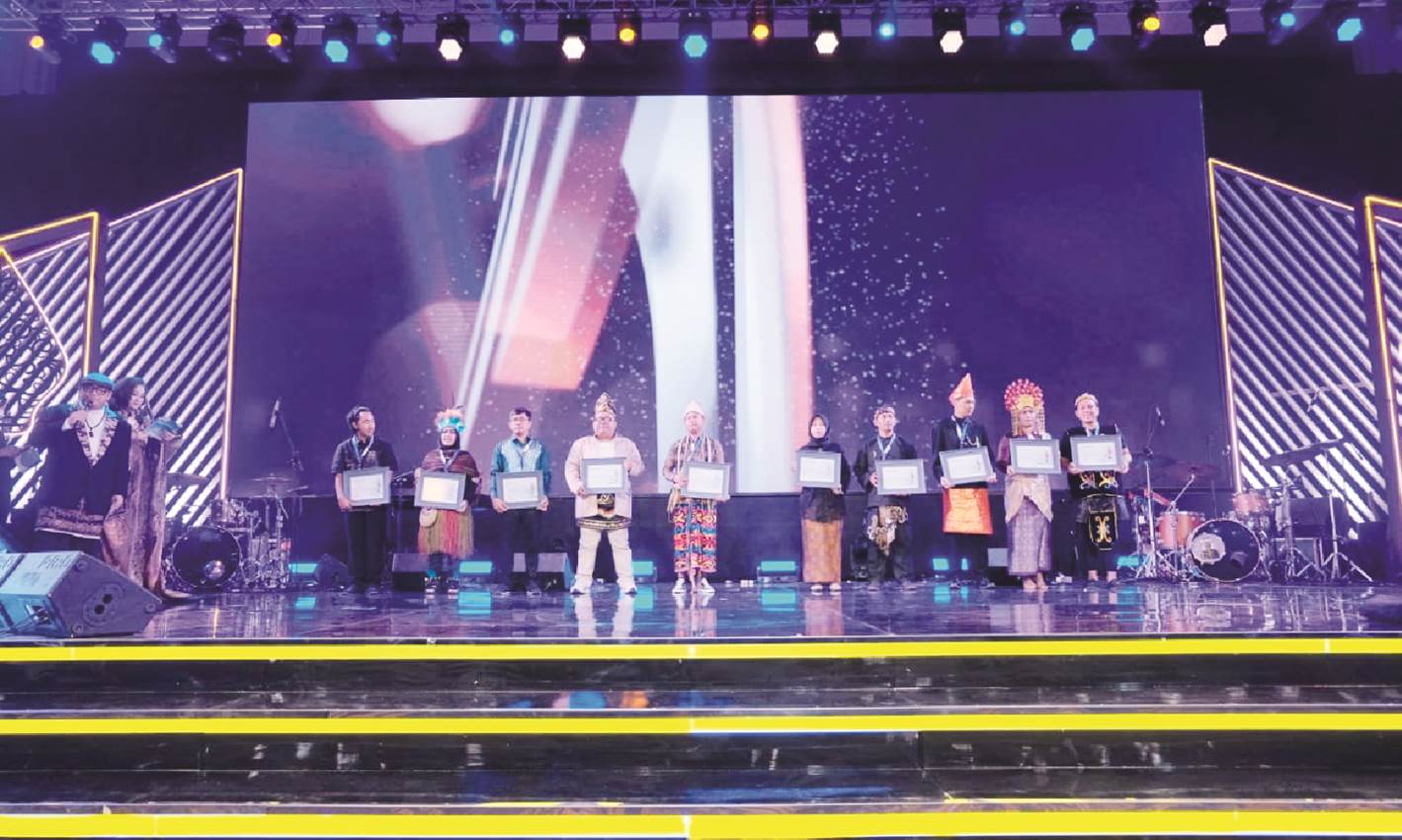 ANUGERAH JURNALISTIK : Jurnalis Gorontalo Post, Jitro Paputungan (tiga dari kiri), bersama para pemenang saat menerima penghargaan dari PT.Pertamina (Persero) pada malam Anugerah Jurnalistik Pertamina (AJP) 2023, Jumat (15/12) di Hotel Tentrem, Yogyakarta. (Foto : dok/EO/pertamina)