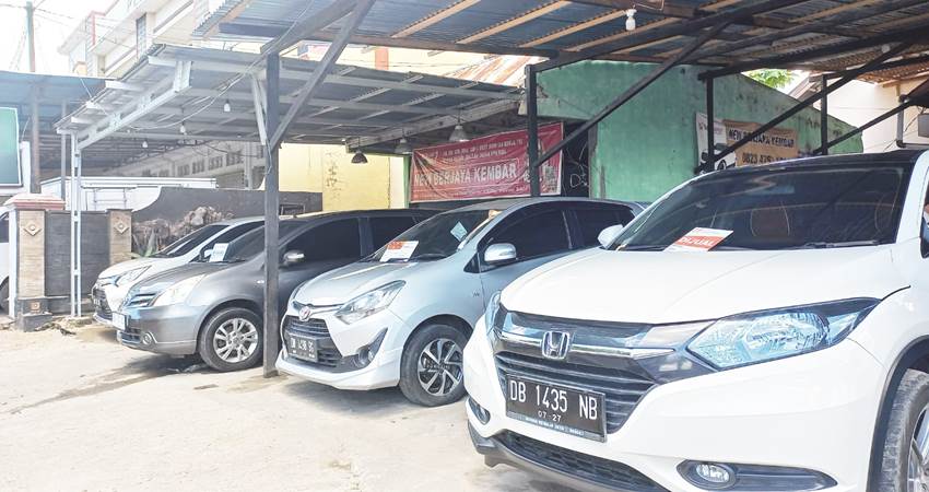 Mobil bekas yang dijual di salah satu showroom mobil bekas di Jl. HB Jassin (eks Agus Salim).