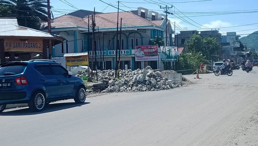 Proyek PEN jalan Nani Wartabone yang saat ini masih dalam tahap pekerjaan, Kamis (28/12/2023) (F. Diyanti/Gorontalo Post)