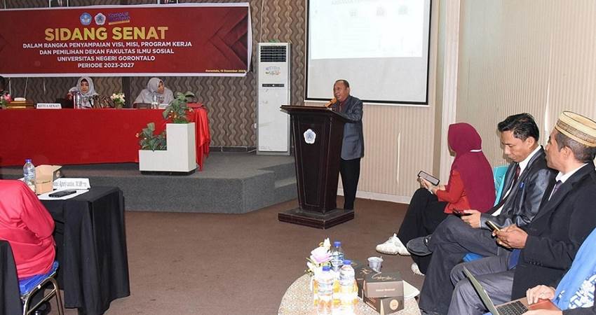 DR.Zuchri Abdussamad saat memberikan visi dan misi pada sidang senat pemilihan Dekan FIS UNG periode 2023-2027. (Foto : dok / ung)