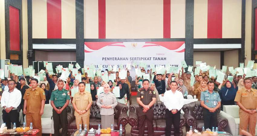 Kepala Kanwil BPN Gorontalo, Erry Juliani Pasoreh, foto bersama unsur Forkopimda Provinsi Gorontalo dengan perwakilan masyarakat penerima sertifikat melalui program PTSL, Senin (4/12/2023). (Foto: Rendi Wardani Fathan/GORONTALO POST)
