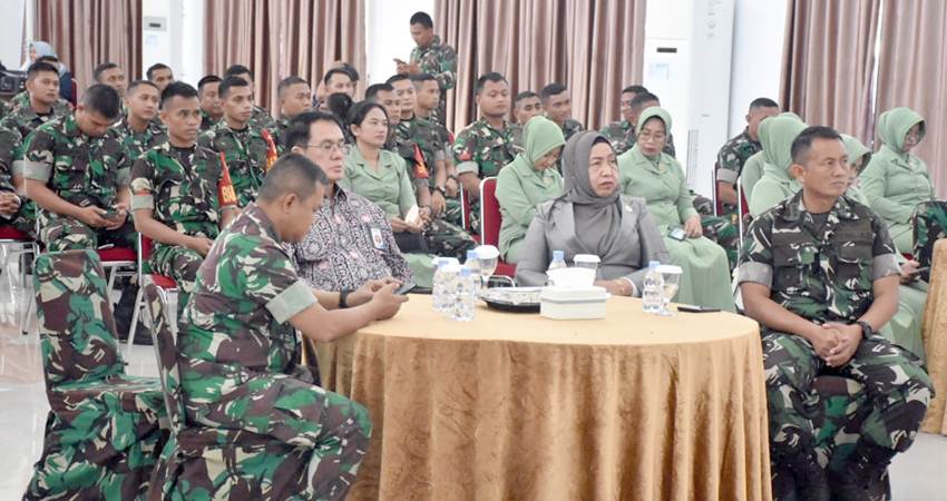Kaper BKKBN Gorontalo, bersama Direktur Bina Akses dan Kualitas Pelayanan BKKBN RI, Zamhir Setiawan pada kegiatan Penguatan Kemitraan Program KB-KR Pencegahan Stunting Bersama TNI AD Tingkat Provinsi Gorontalo di Aula Korem 133 NWB, Jumat (1/12/2023) (F. Istimewa)
