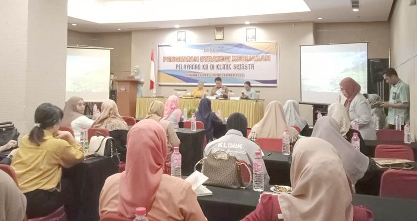 Suasana kegiatan penguatan strategi kebijakan layanan KB untuk Klinik Swasta, oleh BKKBN Gorontalo di Hotel CityMall Gorontalo, Kamis (30/11/2023). (F. Diyanti/Gorontalo Post)