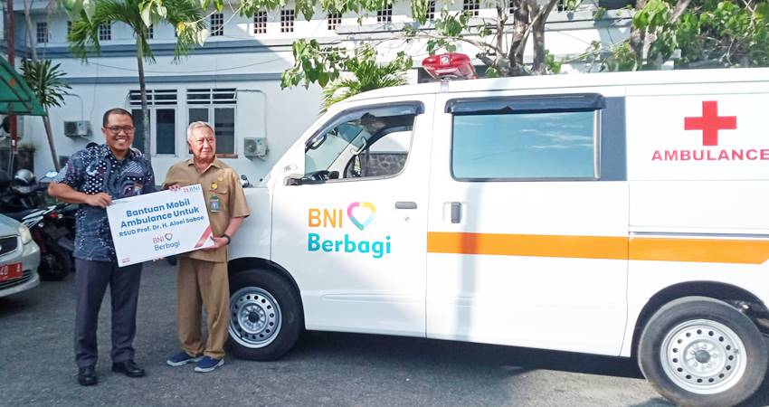 Penyerahan bantuan ambulans oleh Pemimpin BNI Kantor Cabang Gorontalo, Adi Ismail dan diterima langsung oleh Direktur RSAS Andang Ilato, di Rumah Sakit Aloe Saboe (RSAS) Kota Gorontalo, Selasa (5/12/2023) (F. Diyanti/Gorontalo Post)