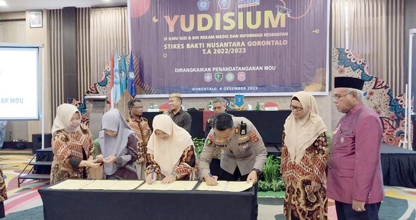 Pada pelaksanaan yudisium, Ketua STIKES Bakti Nusantara Gorontalo, Hartati Inaku turut melakukan penandatanganan MoU dengan RS Bhayangkara Gorontalo, Pemerintah Kabupaten Bone Bolango, Balai Laboratorium Kesehatan (Labkesda) serta Dinas Kearsipan dan Perpustakaan Provinsi Gorontalo, Jumat (8/12/2023).