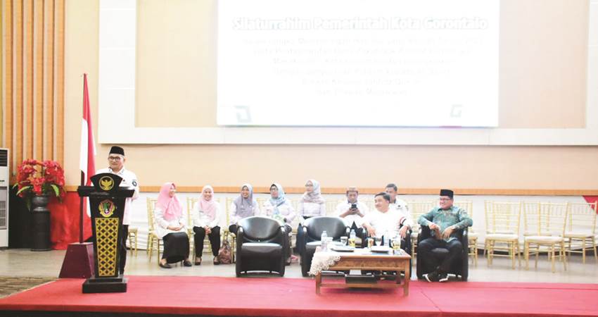 Wali Kota Gorontalo, Marten Taha ketika menyerahkan secara simbolis bantuan bahan pokok kepada kaum ibu dalam rangka memperingati hari ibu, Rabu (20/12/2023). (Foto: Prokopim)