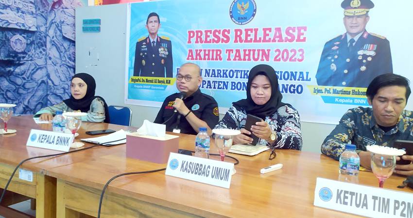 STOP NARKOBA : Badan Narkotika Nasional Kabupaten Bone Bolango, saat memapatkan pengungkapan kasus narkoba di daerah yang dipimpin Bupati Merlan Uloli itu, baru-baru ini. (Foto Caisar/gorontalo post)