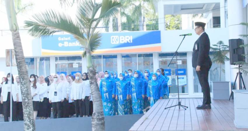 HEBAT dan KUAT :Pemimpin cabang BRI Gorontalo, Ryan Kosasih Raharja, saat menjadi inspektur pada upacara peringatan HUT BRI ke 128, berlangsung di halaman BRI Gorontalo, Sabtu (16/12). (foto : dok /BRI)