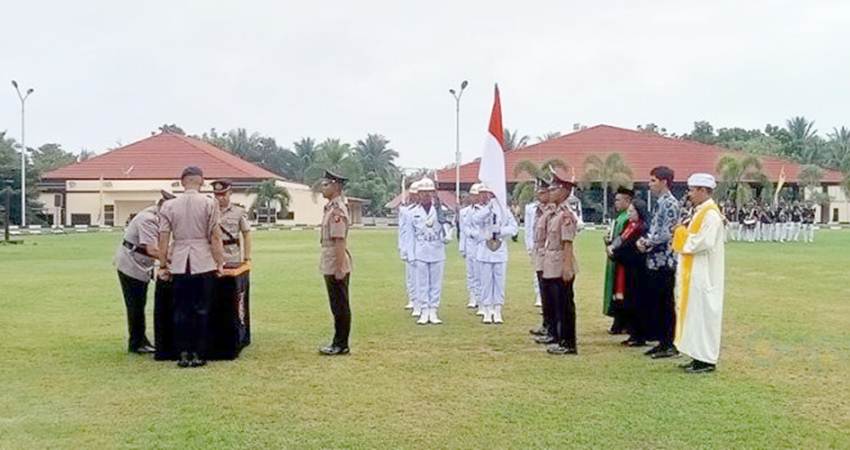 Kapolda Gorontalo Irjen Pol Angesta Romano Yoyol saat melantik 299 Bintara Polri yang baru di Sekolah Polisi Negara (SPN) Polda Gorontalo, Kamis (21/12/2023).