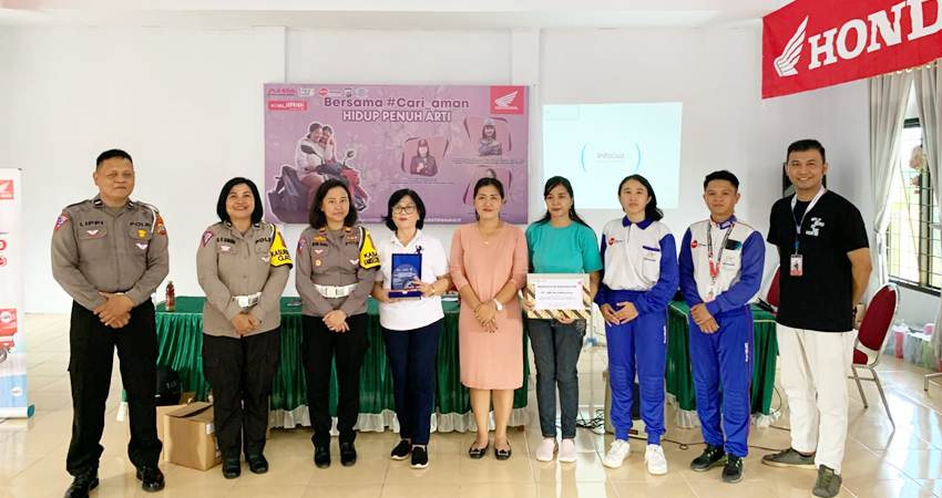 Tim safety riding Honda Daya Adicipta Wisesa, bersama tim Polres Minahasa Utara foto bersama usai edukasi keselamatan berkendara. (foto :dok / daw)