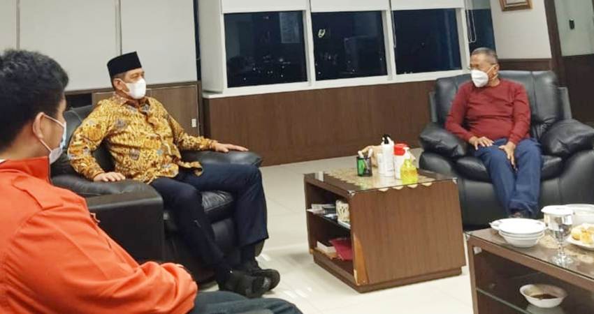 Momen ketika Dahlan Iskan bertemu dengan Doni Monardo, saat almarhum menjabat Ketua BNPB.--