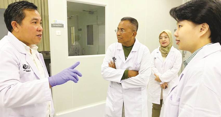 Dahlan Iskan mendengarkan penjelasan Prof Dr Agung Putra, pendiri Stem Cell and Cancer Research (SCCR) Semarang.--