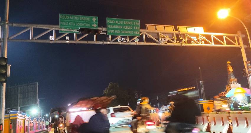Kamera Etle di jembatan simpang lima Telaga perbatasan Kota Gorontalo- Kabupaten Gorontalo dalam kondisi mati dalam beberapa hari terakhir. (Foto: Roy/Gorontalo Post).