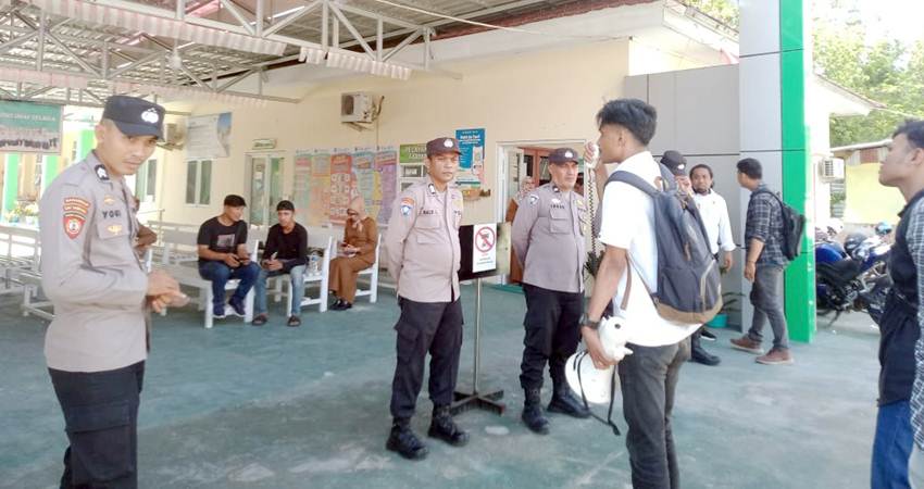 Aksi damai oleh AMPMG di depan Puskesmas Telaga, Senin (4/12). (F. Diyanti/Gorontalo Post)