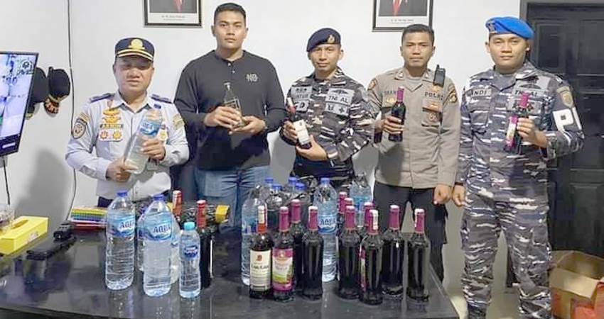 Barang bukti berupa miras jenis Cap Tikus dan Miras bermerk diamankan petugas gabungan kepolisian setempat dan pihak pengamanan Pelabuhan Penyeberangan Gorontalo belum lama ini. (Foto: Istimewa)